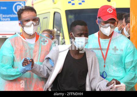 Spanien. April 2021. Im Hafen von Los Cristianos wurden 51 Einwanderer behandelt, mehr als 10 wurden in Krankenwagen in Krankenhäuser in kritischem Zustand verlegt, sie wurden durch Seenotrettung gerettet. (Foto von Mercedes Menendez/Pacific Press/Sipa USA) Quelle: SIPA USA/Alamy Live News Stockfoto