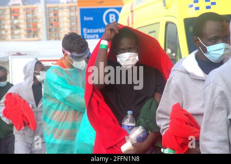 Spanien. April 2021. Im Hafen von Los Cristianos wurden 51 Einwanderer behandelt, mehr als 10 wurden in Krankenwagen in Krankenhäuser in kritischem Zustand verlegt, sie wurden durch Seenotrettung gerettet. (Foto von Mercedes Menendez/Pacific Press/Sipa USA) Quelle: SIPA USA/Alamy Live News Stockfoto