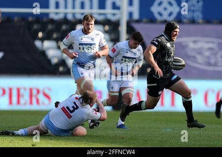 Swansea, Großbritannien. April 2021. Dan Evans von den Ospreys macht eine Pause. Guinness Pro14 Rainbow Cup Spiel, Ospreys gegen Cardiff Blues im Liberty Stadium in Swansea, South Wales am Samstag, 24. April 2021. Bild von Andrew Orchard/Andrew Orchard Sports Photography/Alamy Live News Kredit: Andrew Orchard Sports Photography/Alamy Live News Stockfoto