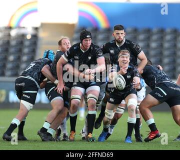 Swansea, Großbritannien. April 2021. Sam Cross of the Ospreys (c) übergibt den Ball. Guinness Pro14 Rainbow Cup Spiel, Ospreys gegen Cardiff Blues im Liberty Stadium in Swansea, South Wales am Samstag, 24. April 2021. Bild von Andrew Orchard/Andrew Orchard Sports Photography/Alamy Live News Kredit: Andrew Orchard Sports Photography/Alamy Live News Stockfoto