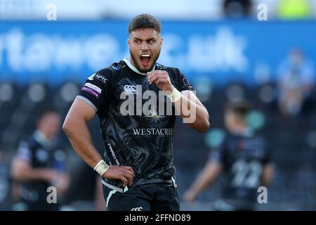 Swansea, Großbritannien. April 2021. Ethan Roots of the Ospreys schaut auf. Guinness Pro14 Rainbow Cup Spiel, Ospreys gegen Cardiff Blues im Liberty Stadium in Swansea, South Wales am Samstag, 24. April 2021. Bild von Andrew Orchard/Andrew Orchard Sports Photography/Alamy Live News Kredit: Andrew Orchard Sports Photography/Alamy Live News Stockfoto