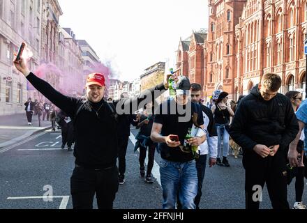 LONDON, GROSSBRITANNIEN. 24. APRIL: Demonstranten gehen am Samstag, den 24. April 2021, zu einem Anti-Lockdown-Protest in London auf die Straßen der Hauptstadt. (Kredit: Tejas Sandhu) Kredit: MI Nachrichten & Sport /Alamy Live Nachrichten Stockfoto