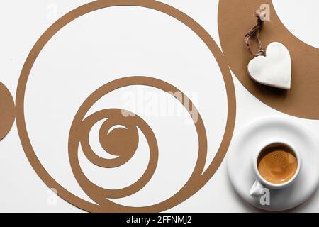 Kaffeetasse, Fibonacci-Sequenz Kreis mit Kaffeebohnen. Espresso, leckere Perfektion. Herzform. Golden Ratio Konzept, Papierkunst. Draufsicht, flach liegend Stockfoto