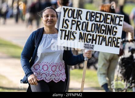 LONDON, GROSSBRITANNIEN. 24. APRIL: Demonstranten gehen am Samstag, den 24. April 2021, zu einem Anti-Lockdown-Protest in London auf die Straßen der Hauptstadt. (Kredit: Tejas Sandhu) Kredit: MI Nachrichten & Sport /Alamy Live Nachrichten Stockfoto