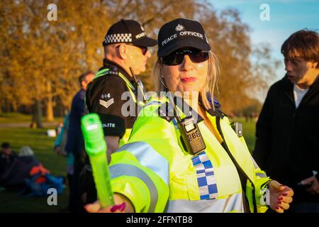 LONDON, ENGLAND, 24 2021. APRIL, Demonstranten stoßen bei Speakers Corner auf die Polizei, während Tausende in London an Unite for Freedom gegen COVID-19-Pässe und -Impfstoffe teilnehmen. Quelle: MI News & Sport /Alamy Live News Stockfoto