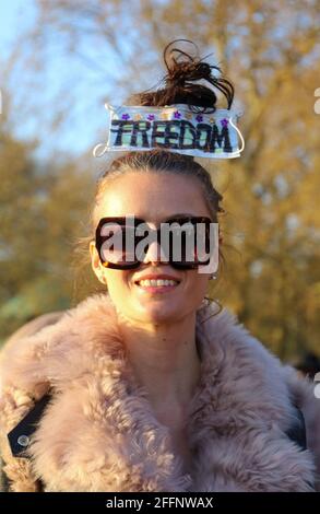 LONDON, ENGLAND, 24 2021. APRIL, Demonstranten stoßen bei Speakers Corner auf die Polizei, während Tausende an der „Unite for Freedom“ gegen COVID-19-Pässe und Impfstoffe in London teilnehmen (Quelle: Lucy North) Quelle: MI News & Sport /Alamy Live News Stockfoto