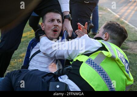 LONDON, ENGLAND, 24 2021. APRIL, Demonstranten stoßen bei Speakers Corner auf die Polizei, während Tausende an der „Unite for Freedom“ gegen COVID-19-Pässe und Impfstoffe in London teilnehmen (Quelle: Lucy North) Quelle: MI News & Sport /Alamy Live News Stockfoto