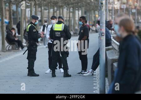 Düsseldorf, Deutschland. April 2021. Polizeibeamte kontrollieren die Menschen an der Rheinpromenade. Seit April 24 ist die Regelung einer bundesweiten Corona-Notbremse in Kraft. Dazu gehören unter anderem Ausstiegsbeschränkungen zwischen 22 und 5 Uhr. Kredit: David Young/dpa/Alamy Live Nachrichten Stockfoto