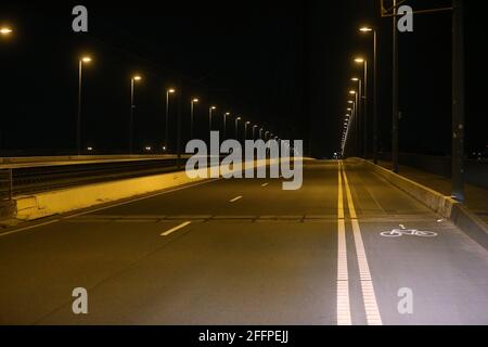 Düsseldorf, Deutschland. April 2021. Die Oberkassel-Brücke ist während der Ausgangssperre leer. Seit April 24 die Regelung einer bundesweiten Corona-Notbremse. Dazu gehören unter anderem Sperrungen zwischen 22 und 5 Uhr. Kredit: David Young/dpa/Alamy Live Nachrichten Stockfoto