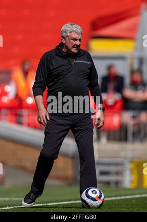 Liverpool. April 2021. Steve Bruce, der Manager von Newcastle United, wird am 24. April 2021 beim Premier League-Spiel zwischen Liverpool und Newcastle United in Anfield in Liverpool, Großbritannien, gesehen. Quelle: Xinhua/Alamy Live News Stockfoto