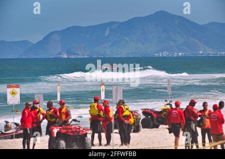 Rio de Janeiro, Rio de Janeiro, Brasilien. April 2021. (INT) Feuerwehrmänner bei einer Rettungsmission am Strand von Barra da Tijuca in Rio de Janeiro. 24. April 2021, Rio de Janeiro, Brasilien: Militärpersonal der Feuerwehr Rio de Janeiro nahm die Suche nach dem Leutnant des Unternehmens, das im Meer des Strandes Ã¢â‚¬''¹Ã¢â‚¬''¹Barra da Tijuca in der westlichen Zone von Rio de Janeiro verschwunden ist, wieder auf. Italo Jose Pereira dos Santos, 30 Jahre alt, nahm am Surftest des Spezialkurses für Rettungsschwimmer Teil, bevor er im Meer verschwand.Quelle: Silvia Machado/TheNews2 (Bildnachweis: © Silv Stockfoto