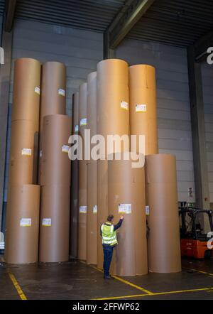 Nürnberg, Deutschland. April 2021. Papierrollen für den Druck stehen in einem Lagerbereich der Druckerei Prinovis. Die Großdruckerei der zum Bertelsmann-Konzern gehörenden Prinovis-Gruppe mit Sitz in Nürnberg wird am 30. April 2021 schließen. Quelle: Daniel Karmann/dpa/Alamy Live News Stockfoto