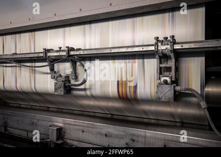 Nürnberg, Deutschland. April 2021. Im Druckwerk Prinovis läuft eine Papierbahn durch eine Tiefdruckmaschine. Die Großdruckerei der zum Bertelsmann-Konzern gehörenden Prinovis-Gruppe mit Sitz in Nürnberg wird am 30. April 2021 schließen. Quelle: Daniel Karmann/dpa/Alamy Live News Stockfoto