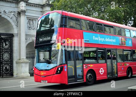 London, England, Vereinigtes Königreich. Ein Doppeldeckerbus, der am Marble Arch vorbeifährt. Rote Doppeldeckerbusse sind seit langem ein erkennbares Symbol Londons. Stockfoto