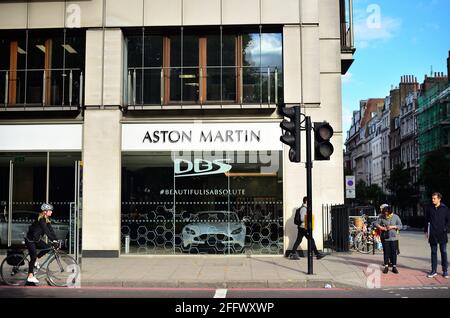 London, England, Vereinigtes Königreich. Ein Aston Martin-Händler symbolisiert die wohlhabende Gegend des Londoner West End entlang der Park Lane in Mayfair. Stockfoto