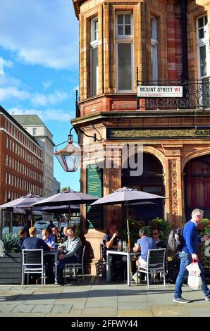 London, England, Vereinigtes Königreich. Das Audley in Mayfair im Londoner West End. Stockfoto