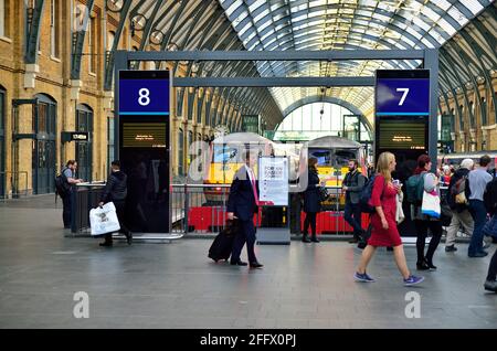 London, England, Vereinigtes Königreich. Passagiere passieren Gleise am London King's Cross, einem großen Bahnterminal am nördlichen Rand des Londoner Stadtbahnverkehrs. Stockfoto