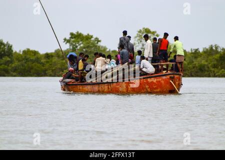 Sonadia Island, Bangladesch. April 24 2021: Sonadia ist eine Insel im südlichen Teil von Bangladesch. Die Einwohner von Sonadia leben hauptsächlich vom Fischen, Anbau und der Produktion von trockenem Fisch. Da Sonadia vom Festland isoliert ist, sind Wasserstraßen das einzige Transportmittel. Es ist sehr riskant, während der Regenzeit mit dem Boot zu fahren. Darüber hinaus verfügt Sonadia nicht über ausreichende medizinische Leistungen und Ausbildung. Die Stromversorgung von Sonadia ist noch nicht erreicht. Dies ist immer noch ein abgelegenes Gebiet. Derzeit laufen jedoch einige Regierungsprojekte. Als Folge werden die Einheimischen von dort evakuiert. Kredit: Paci Stockfoto