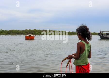 Sonadia Island, Bangladesch. April 24 2021: Sonadia ist eine Insel im südlichen Teil von Bangladesch. Die Einwohner von Sonadia leben hauptsächlich vom Fischen, Anbau und der Produktion von trockenem Fisch. Da Sonadia vom Festland isoliert ist, sind Wasserstraßen das einzige Transportmittel. Es ist sehr riskant, während der Regenzeit mit dem Boot zu fahren. Darüber hinaus verfügt Sonadia nicht über ausreichende medizinische Leistungen und Ausbildung. Die Stromversorgung von Sonadia ist noch nicht erreicht. Dies ist immer noch ein abgelegenes Gebiet. Derzeit laufen jedoch einige Regierungsprojekte. Als Folge werden die Einheimischen von dort evakuiert. Kredit: Paci Stockfoto