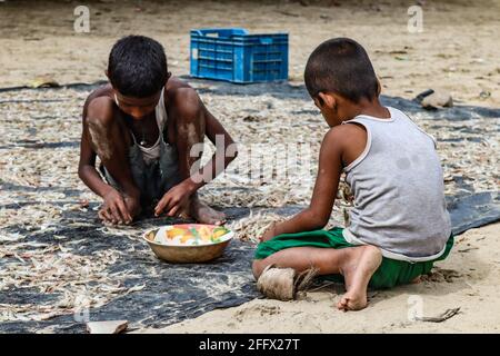 Sonadia Island, Bangladesch. April 24 2021: Sonadia ist eine Insel im südlichen Teil von Bangladesch. Die Einwohner von Sonadia leben hauptsächlich vom Fischen, Anbau und der Produktion von trockenem Fisch. Da Sonadia vom Festland isoliert ist, sind Wasserstraßen das einzige Transportmittel. Es ist sehr riskant, während der Regenzeit mit dem Boot zu fahren. Darüber hinaus verfügt Sonadia nicht über ausreichende medizinische Leistungen und Ausbildung. Die Stromversorgung von Sonadia ist noch nicht erreicht. Dies ist immer noch ein abgelegenes Gebiet. Derzeit laufen jedoch einige Regierungsprojekte. Als Folge werden die Einheimischen von dort evakuiert. Kredit: Paci Stockfoto