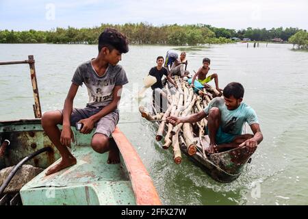 Sonadia Island, Bangladesch. April 24 2021: Sonadia ist eine Insel im südlichen Teil von Bangladesch. Die Einwohner von Sonadia leben hauptsächlich vom Fischen, Anbau und der Produktion von trockenem Fisch. Da Sonadia vom Festland isoliert ist, sind Wasserstraßen das einzige Transportmittel. Es ist sehr riskant, während der Regenzeit mit dem Boot zu fahren. Darüber hinaus verfügt Sonadia nicht über ausreichende medizinische Leistungen und Ausbildung. Die Stromversorgung von Sonadia ist noch nicht erreicht. Dies ist immer noch ein abgelegenes Gebiet. Derzeit laufen jedoch einige Regierungsprojekte. Als Folge werden die Einheimischen von dort evakuiert. Kredit: Paci Stockfoto