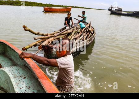 Sonadia Island, Bangladesch. April 24 2021: Sonadia ist eine Insel im südlichen Teil von Bangladesch. Die Einwohner von Sonadia leben hauptsächlich vom Fischen, Anbau und der Produktion von trockenem Fisch. Da Sonadia vom Festland isoliert ist, sind Wasserstraßen das einzige Transportmittel. Es ist sehr riskant, während der Regenzeit mit dem Boot zu fahren. Darüber hinaus verfügt Sonadia nicht über ausreichende medizinische Leistungen und Ausbildung. Die Stromversorgung von Sonadia ist noch nicht erreicht. Dies ist immer noch ein abgelegenes Gebiet. Derzeit laufen jedoch einige Regierungsprojekte. Als Folge werden die Einheimischen von dort evakuiert. Kredit: Paci Stockfoto