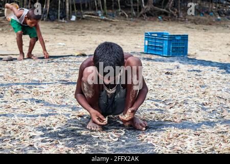 Sonadia Island, Bangladesch. April 24 2021: Sonadia ist eine Insel im südlichen Teil von Bangladesch. Die Einwohner von Sonadia leben hauptsächlich vom Fischen, Anbau und der Produktion von trockenem Fisch. Da Sonadia vom Festland isoliert ist, sind Wasserstraßen das einzige Transportmittel. Es ist sehr riskant, während der Regenzeit mit dem Boot zu fahren. Darüber hinaus verfügt Sonadia nicht über ausreichende medizinische Leistungen und Ausbildung. Die Stromversorgung von Sonadia ist noch nicht erreicht. Dies ist immer noch ein abgelegenes Gebiet. Derzeit laufen jedoch einige Regierungsprojekte. Als Folge werden die Einheimischen von dort evakuiert. Kredit: Paci Stockfoto