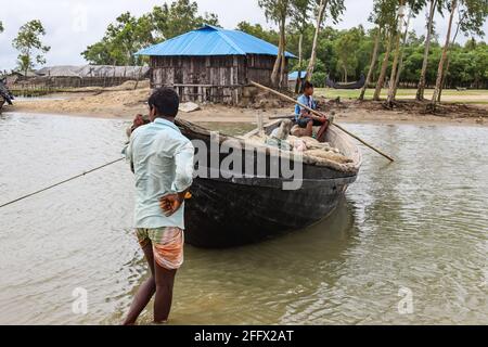 Sonadia Island, Bangladesch. April 24 2021: Sonadia ist eine Insel im südlichen Teil von Bangladesch. Die Einwohner von Sonadia leben hauptsächlich vom Fischen, Anbau und der Produktion von trockenem Fisch. Da Sonadia vom Festland isoliert ist, sind Wasserstraßen das einzige Transportmittel. Es ist sehr riskant, während der Regenzeit mit dem Boot zu fahren. Darüber hinaus verfügt Sonadia nicht über ausreichende medizinische Leistungen und Ausbildung. Die Stromversorgung von Sonadia ist noch nicht erreicht. Dies ist immer noch ein abgelegenes Gebiet. Derzeit laufen jedoch einige Regierungsprojekte. Als Folge werden die Einheimischen von dort evakuiert. Kredit: Paci Stockfoto