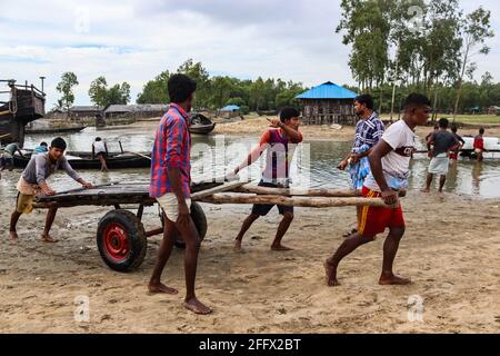 Sonadia Island, Bangladesch. April 24 2021: Sonadia ist eine Insel im südlichen Teil von Bangladesch. Die Einwohner von Sonadia leben hauptsächlich vom Fischen, Anbau und der Produktion von trockenem Fisch. Da Sonadia vom Festland isoliert ist, sind Wasserstraßen das einzige Transportmittel. Es ist sehr riskant, während der Regenzeit mit dem Boot zu fahren. Darüber hinaus verfügt Sonadia nicht über ausreichende medizinische Leistungen und Ausbildung. Die Stromversorgung von Sonadia ist noch nicht erreicht. Dies ist immer noch ein abgelegenes Gebiet. Derzeit laufen jedoch einige Regierungsprojekte. Als Folge werden die Einheimischen von dort evakuiert. Kredit: Paci Stockfoto