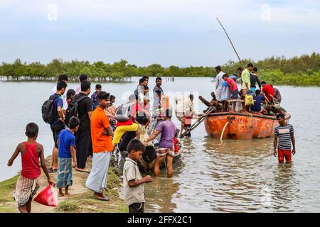 Sonadia Island, Bangladesch. April 24 2021: Sonadia ist eine Insel im südlichen Teil von Bangladesch. Die Einwohner von Sonadia leben hauptsächlich vom Fischen, Anbau und der Produktion von trockenem Fisch. Da Sonadia vom Festland isoliert ist, sind Wasserstraßen das einzige Transportmittel. Es ist sehr riskant, während der Regenzeit mit dem Boot zu fahren. Darüber hinaus verfügt Sonadia nicht über ausreichende medizinische Leistungen und Ausbildung. Die Stromversorgung von Sonadia ist noch nicht erreicht. Dies ist immer noch ein abgelegenes Gebiet. Derzeit laufen jedoch einige Regierungsprojekte. Als Folge werden die Einheimischen von dort evakuiert. Kredit: Paci Stockfoto