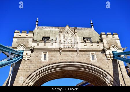 London, England, Vereinigtes Königreich. Das nördliche Eingangsportal, das zur Brücke und den Zwillingstürmen der ikonischen Tower Bridge führt. Stockfoto