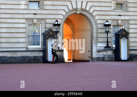 London, England, Vereinigtes Königreich. Eine weibliche Palastwache im Dienst am Buckingham Palace. Stockfoto