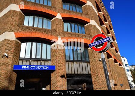 London, England, Vereinigtes Königreich. Der Eingang zur U-Bahnstation Pimlico in London. Die Haltestelle befindet sich an der Victoria Line. Stockfoto