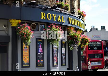 London, England, Vereinigtes Königreich. Die Royal Vauxhall Tavern in Vauxhall. Der Veranstaltungsort ist eine Schwulenbar, die auf echte Kabarett-Bewertungen spezialisiert ist. Stockfoto