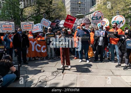 New York, NY - 24. April 2021: Koalition aus Gewerkschaftsmitgliedern und Aktivisten, Kundgebung zur Unterstützung von Scott Stringer, der sich für den Bürgermeister im City Hall Park aussagte Stockfoto