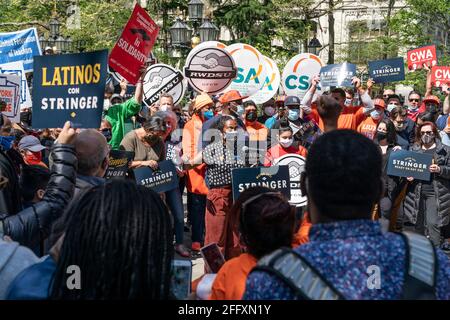 New York, NY - 24. April 2021: Koalition aus Gewerkschaftsmitgliedern und Aktivisten, Kundgebung zur Unterstützung von Scott Stringer, der sich für den Bürgermeister im City Hall Park aussagte Stockfoto