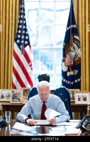 Präsident Joe Biden überprüft seine Notizen am Donnerstag, 28. Januar 2021, im Oval Office des Weißen Hauses. (Offizielles Foto des Weißen Hauses von Adam Schultz) Stockfoto