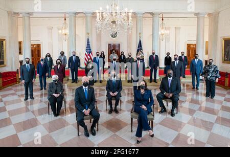 Präsident Joe Biden und Vizepräsident Kamala Harris, zusammen mit den Mitgliedern des Präsidentenkabinetts, posieren für ein Kabinettportrait am Donnerstag, den 1. April 2021, im Großen Foyer des Weißen Hauses. (Offizielles Foto des Weißen Hauses von Adam Schultz) Stockfoto