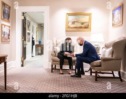 Präsident Joe Biden tritt im Westflügel des Weißen Hauses in Washington, DC, mit Vizepräsident Kamala Harris in Verbindung. Stockfoto