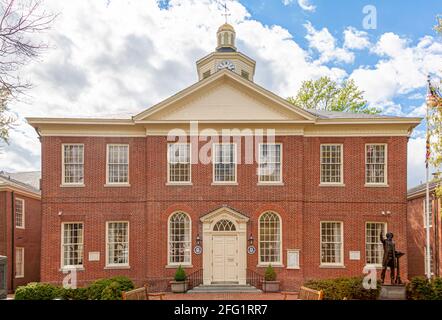 Easton, MD, USA 04-16-2021: Das historische Gerichtsgebäude gehört zu den ältesten Wahrzeichen der schönen Kleinstadt Easton. Das Backsteingebäude hat Talbo Stockfoto