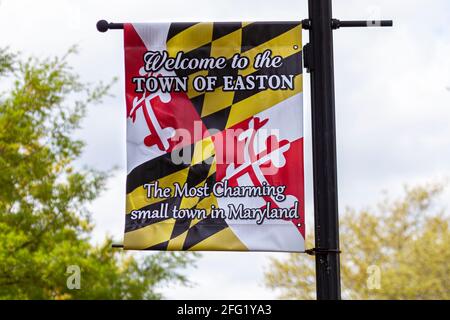 Easton, MD, USA 04-16-2021: Willkommen in Easton, der charmantesten Kleinstadt der USA, Banner auf Wegweiser im Stadtzentrum von Easton, Talbot County, Stockfoto