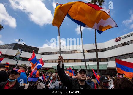 Beverly Hills, Kalifornien, USA. April 2021. Hunderte von Menschen aus der armenischen Gemeinschaft versammelten sich vor der türkischen Botschaft in Beverly Hills zum Gedenken an den armenischen Völkermord von 1915. In einer heutigen Erklärung wurde auch gefeiert, dass Präsident Biden den den Völkermord an den Armeniern anerkannt hat. Los Angeles hat die größte Bevölkerung von Armeniern außerhalb Armeniens. Quelle: Jill Connelly/ZUMA Wire/Alamy Live News Stockfoto