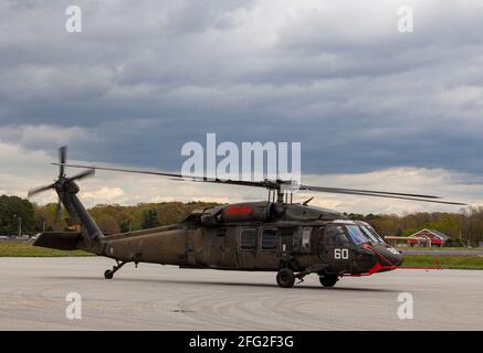 Easton, Maryland, USA, 04-16-2021: Ein Sikorsky UH-60 Black Hawk Helikopter macht sich bereit zum Start, indem er die Motoren und Propeller bei einem A anlässt Stockfoto