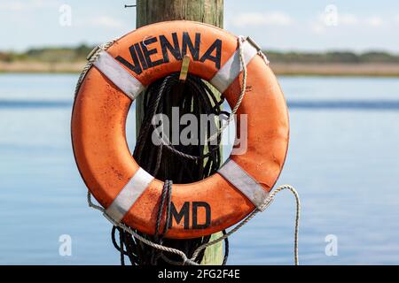 Eine Rettungsboje, die an einem Dock-Posten am Pier in Wien, Maryland, befestigt ist. Dies ist eine historische Stadt aus der Kolonialzeit an der Küste des Nanticoke Flusses, östlicher Shor Stockfoto