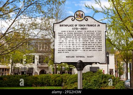 Easton, MD, USA 04-16-2021: Ein Wegweiser, der von der Maryland Historical Society an der Stelle errichtet wurde, an der der Geburtsort des revolutionären Geschäftsmannes und der amerikanischen Wirtschaft entstand Stockfoto