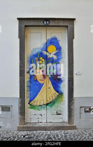 Wandbilder als Teil der Kunst der offenen Türen Projekt in der Zona Velha (Altstadt) Fläche von Funchal, Madeira lackiert Stockfoto