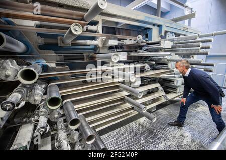 Nürnberg, Deutschland. April 2021. Im Druckwerk Prinovis läuft eine Papierbahn durch eine Tiefdruckmaschine. Die Großdruckerei der zum Bertelsmann-Konzern gehörenden Prinovis-Gruppe mit Sitz in Nürnberg wird am 30. April 2021 schließen. Quelle: Daniel Karmann/dpa/Alamy Live News Stockfoto