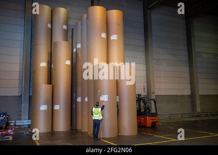 Nürnberg, Deutschland. April 2021. Papierrollen für den Druck stehen in einem Lagerbereich der Druckerei Prinovis. Die Großdruckerei der zum Bertelsmann-Konzern gehörenden Prinovis-Gruppe mit Sitz in Nürnberg wird am 30. April 2021 schließen. Quelle: Daniel Karmann/dpa/Alamy Live News Stockfoto