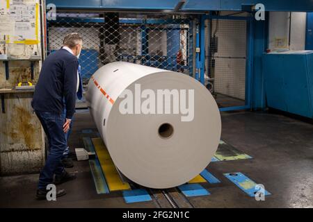 Nürnberg, Deutschland. April 2021. In der Druckerei Prinovis wird eine Papierrolle für den Druck vorbereitet. Die Großdruckerei der zum Bertelsmann-Konzern gehörenden Prinovis-Gruppe mit Sitz in Nürnberg wird am 30. April 2021 schließen. Quelle: Daniel Karmann/dpa/Alamy Live News Stockfoto