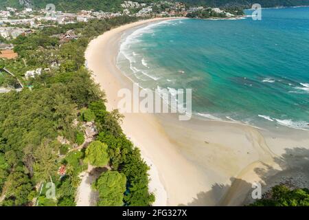 Sandstrände mit tropischem Meer und Wellen an der Küste Luftaufnahmen von Stränden am Kata Beach Phuket Thailand. Stockfoto